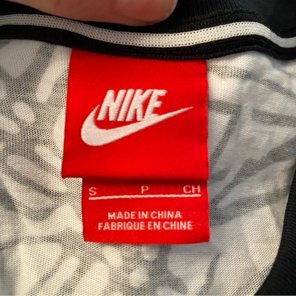 Nike  women’s white & black sleeveless shirt‎ in size small - Picture 7 of 10